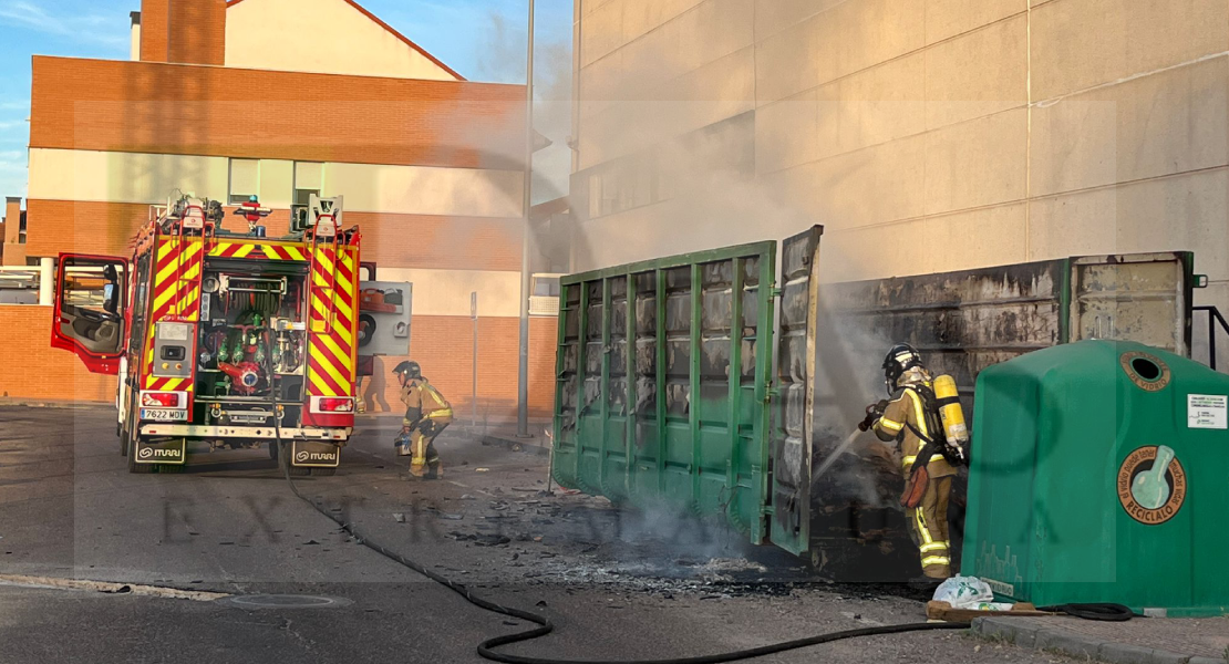 Incendio en las proximidades del Centro Comercial Conquistadores en Badajoz