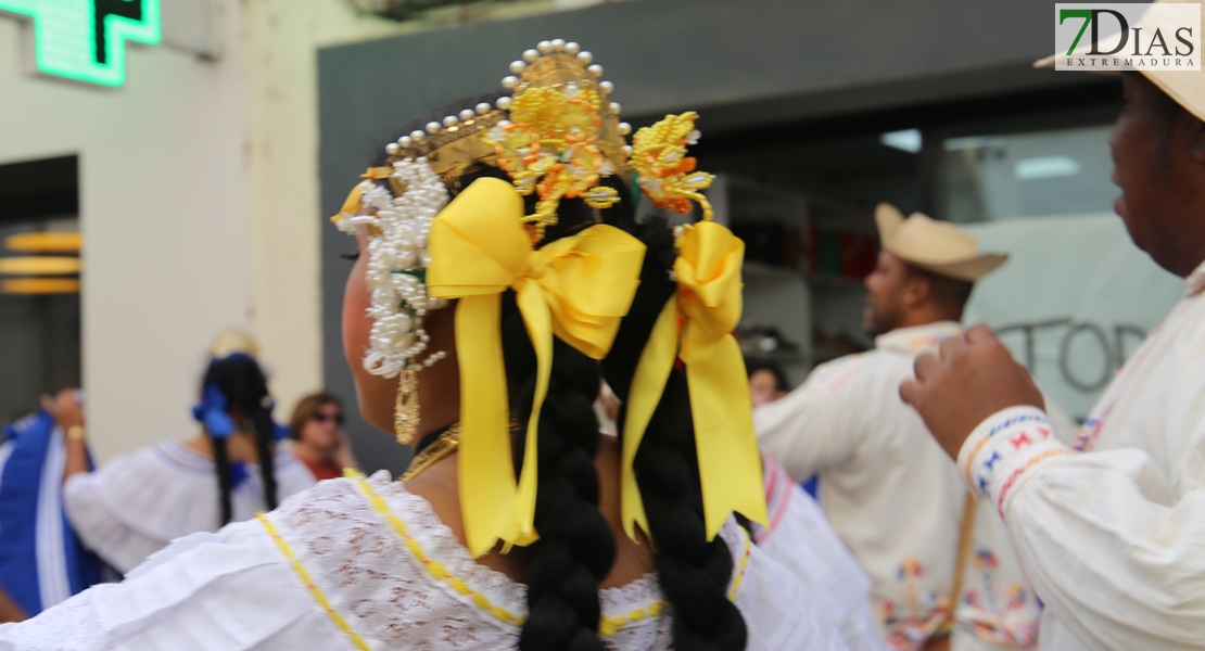 Las calles de Badajoz rebosan de alegría y color en el desfile del Festival Folklórico de Extremadura