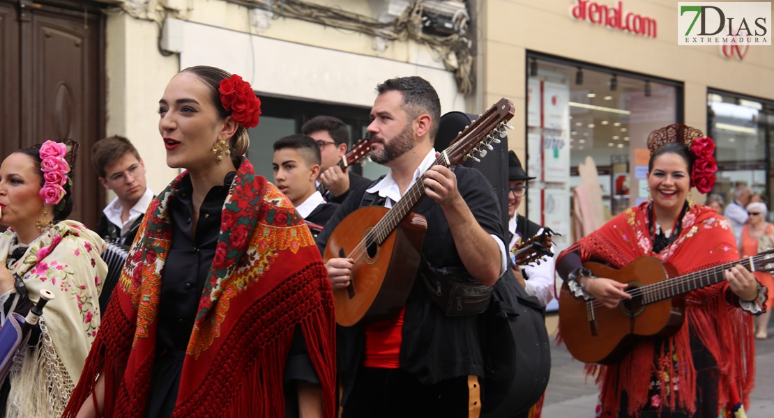 Las calles de Badajoz rebosan de alegría y color en el desfile del Festival Folklórico de Extremadura