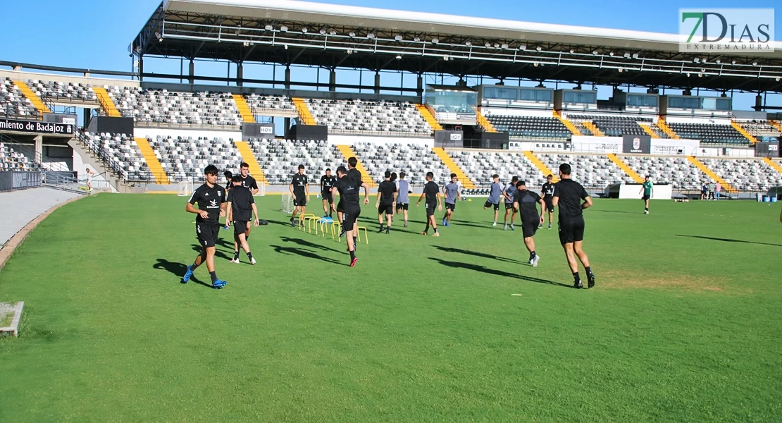 Imágenes del primer entrenamiento del CD Badajoz y entrevista a Álex Herrera