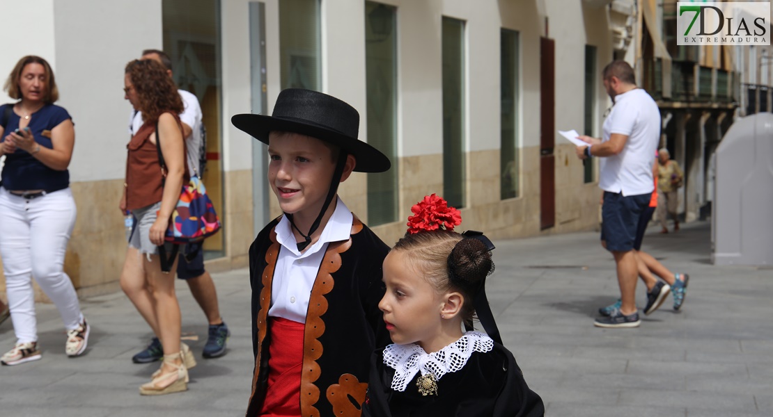 Las calles de Badajoz rebosan de alegría y color en el desfile del Festival Folklórico de Extremadura