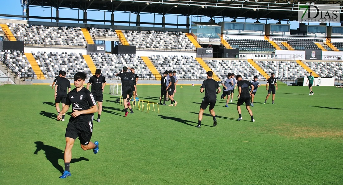 Imágenes del primer entrenamiento del CD Badajoz y entrevista a Álex Herrera