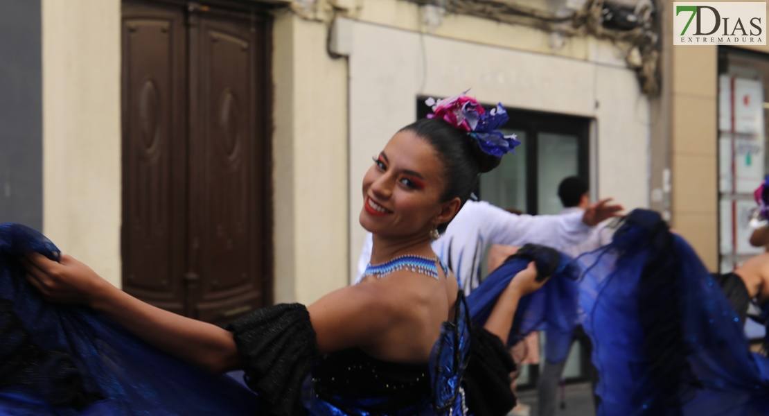 Las calles de Badajoz rebosan de alegría y color en el desfile del Festival Folklórico de Extremadura