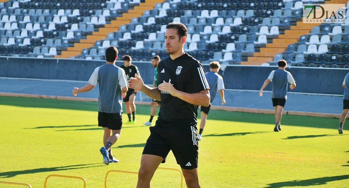 Imágenes del primer entrenamiento del CD Badajoz y entrevista a Álex Herrera