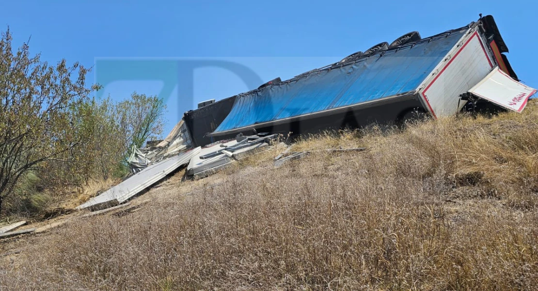 Dos heridos tras volcar su camión en Navalmoral de la Mata: el conductor y un bombero del SEPEI