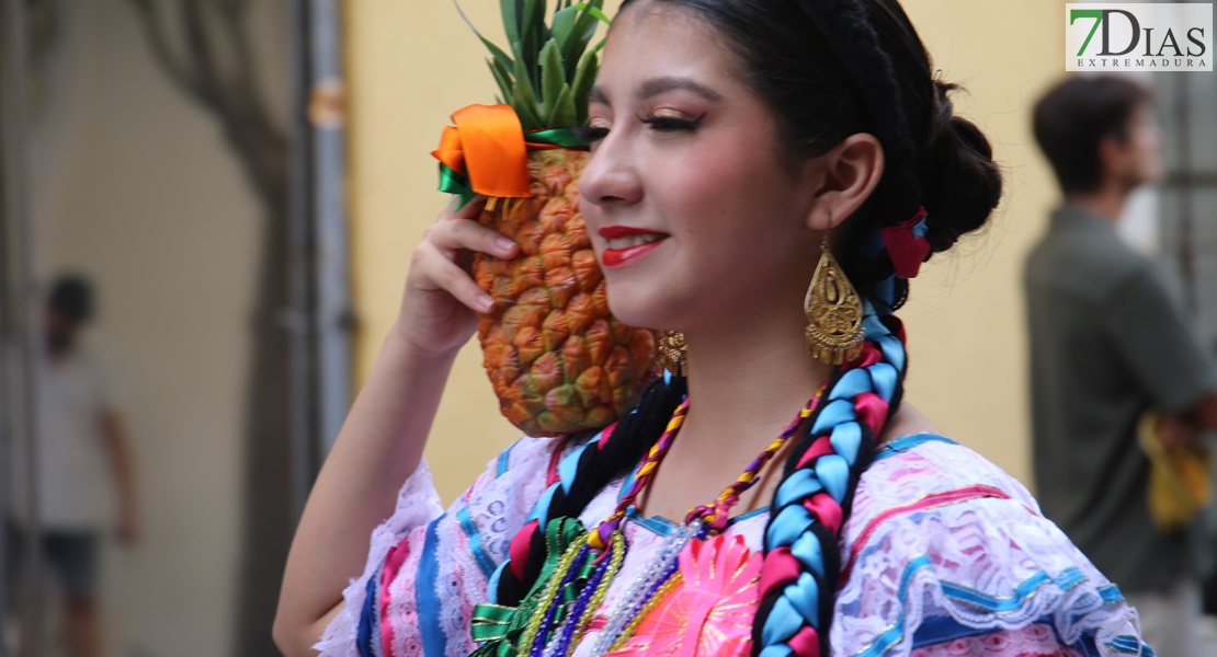 Las calles de Badajoz rebosan de alegría y color en el desfile del Festival Folklórico de Extremadura