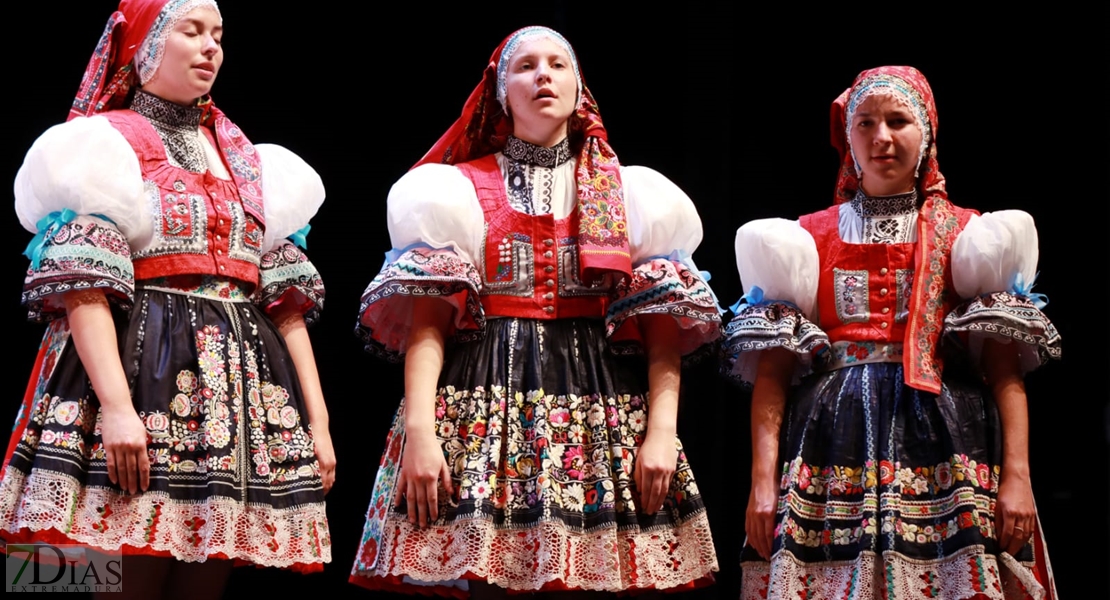 Así se vivió la primera gala del Festival Folklórico de Extremadura en Badajoz