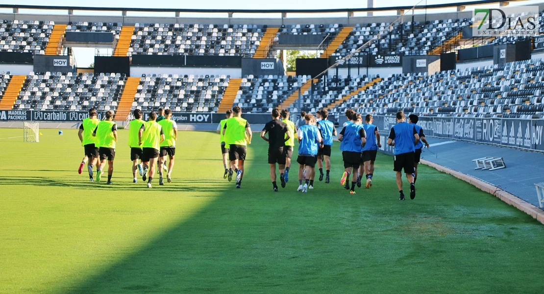 Imágenes del primer entrenamiento del CD Badajoz y entrevista a Álex Herrera