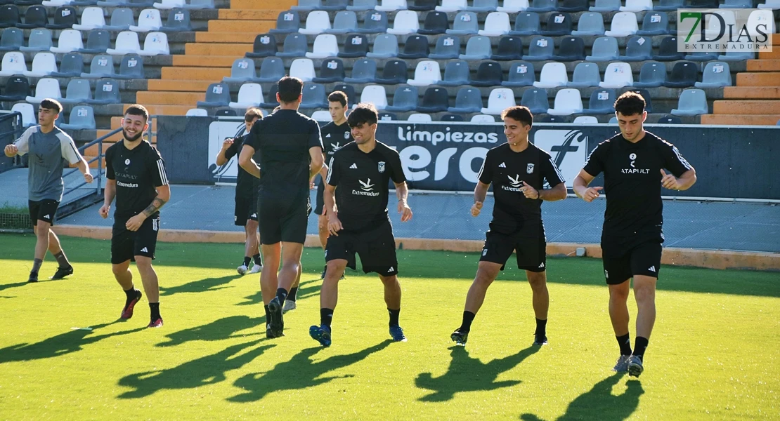 Imágenes del primer entrenamiento del CD Badajoz y entrevista a Álex Herrera