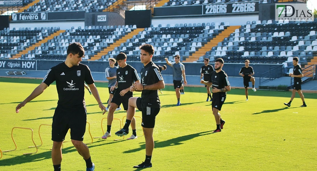 Imágenes del primer entrenamiento del CD Badajoz y entrevista a Álex Herrera