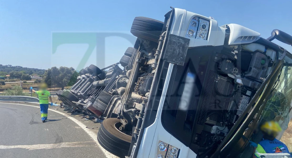 Dos heridos tras volcar su camión en Navalmoral de la Mata: el conductor y un bombero del SEPEI