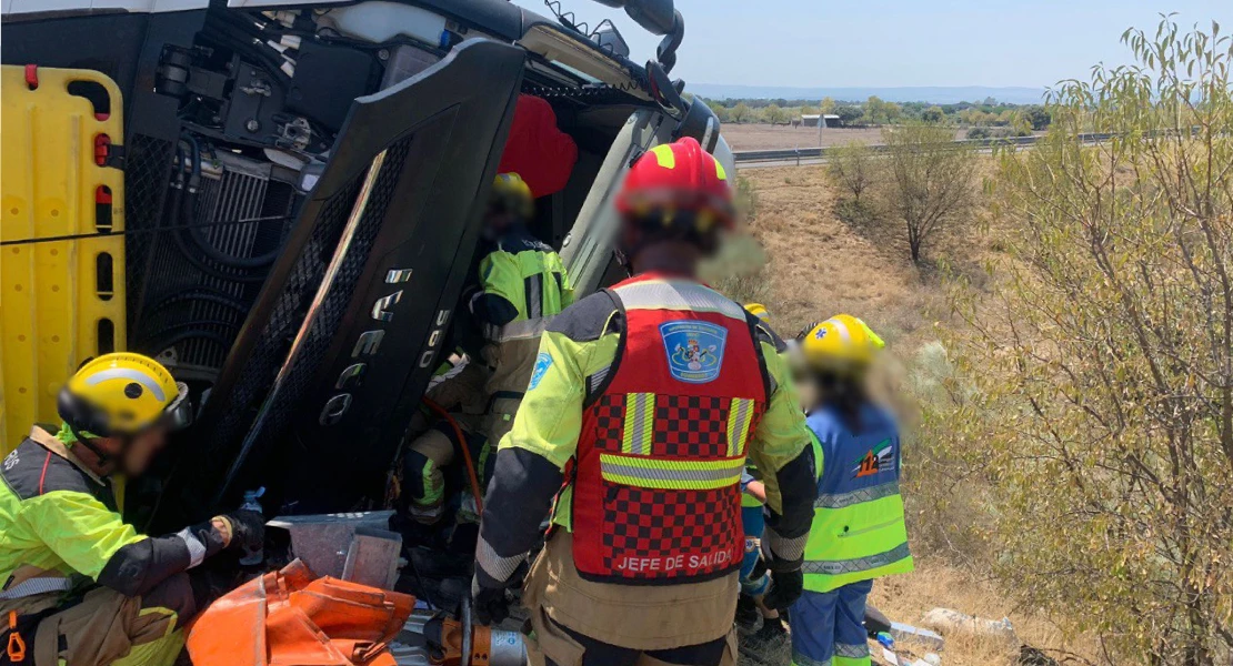 Dos heridos tras volcar un camión en Navalmoral de la Mata: el conductor y un bombero del SEPEI