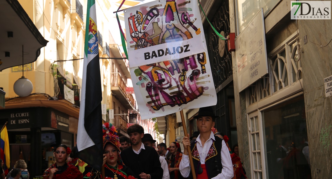 Las calles de Badajoz rebosan de alegría y color en el desfile del Festival Folklórico de Extremadura