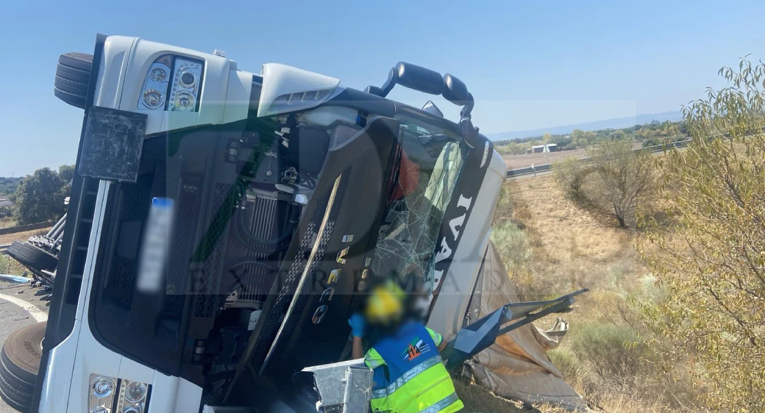 Dos heridos tras volcar su camión en Navalmoral de la Mata: el conductor y un bombero del SEPEI