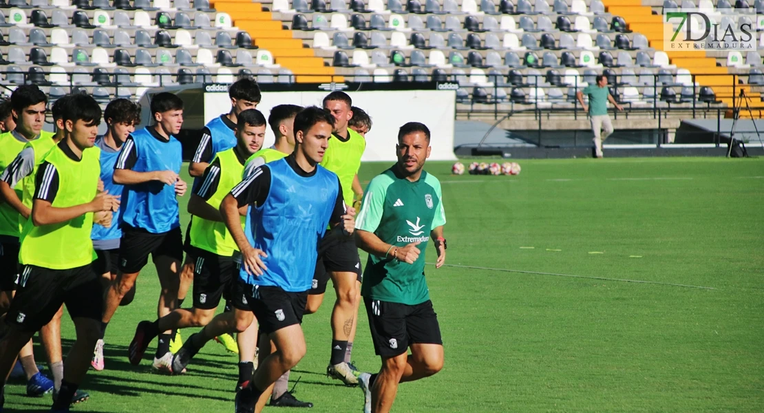 Imágenes del primer entrenamiento del CD Badajoz y entrevista a Álex Herrera