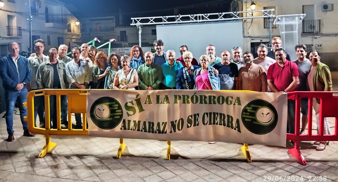 Alcaldes y portavoces del PSOE se manifiestan por la prórroga de la Central Nuclear de Almaraz