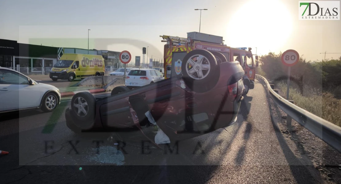 Un aparatoso accidente en Badajoz  paraliza el tráfico en la BA-20