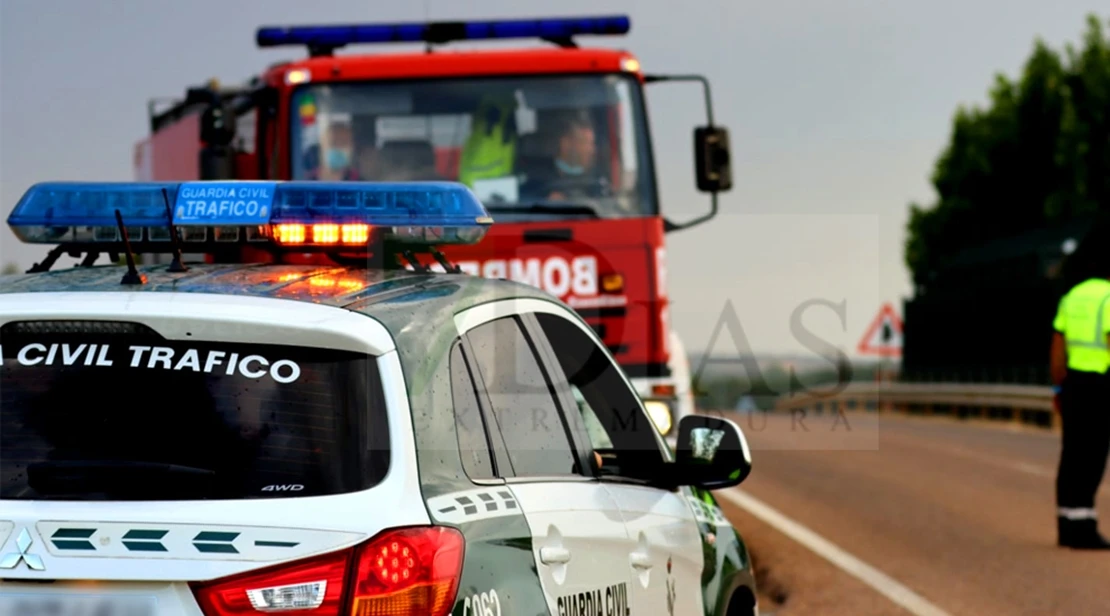 Grave un joven tras quedar atrapado por un accidente en el cruce de la EX-116