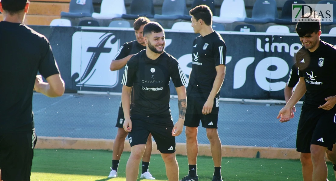 Imágenes del primer entrenamiento del CD Badajoz y entrevista a Álex Herrera