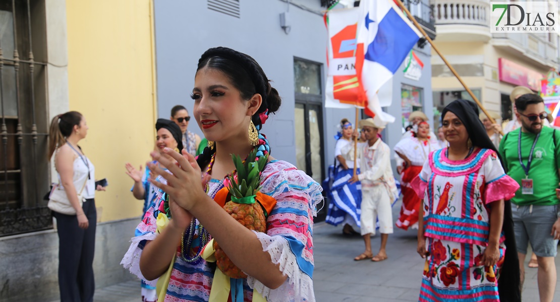 Las calles de Badajoz rebosan de alegría y color en el desfile del Festival Folklórico de Extremadura