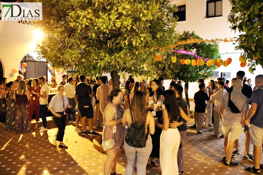 Fiesta para dar la bienvenida a los países participantes en el Festival Folklórico de Extremadura