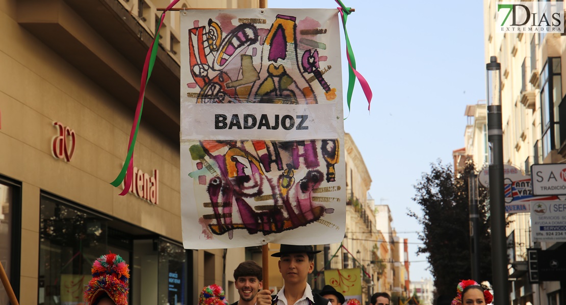 Las calles de Badajoz rebosan de alegría y color en el desfile del Festival Folklórico de Extremadura