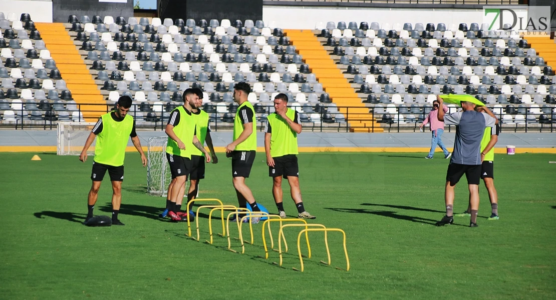 Imágenes del primer entrenamiento del CD Badajoz y entrevista a Álex Herrera