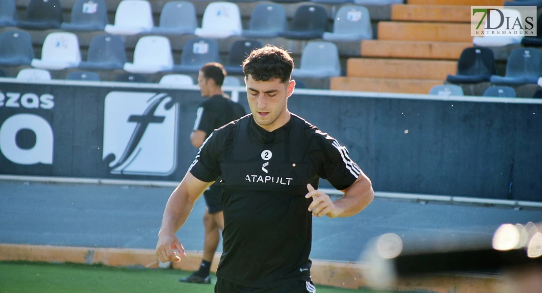 Imágenes del primer entrenamiento del CD Badajoz y entrevista a Álex Herrera