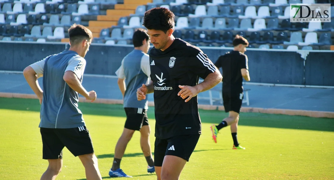 Imágenes del primer entrenamiento del CD Badajoz y entrevista a Álex Herrera