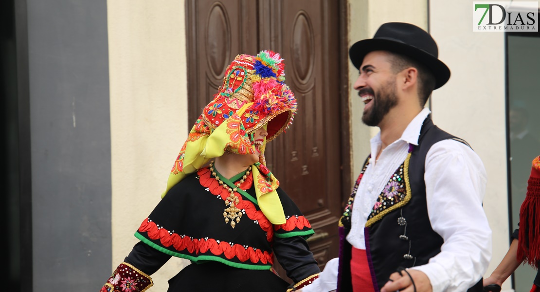 Las calles de Badajoz rebosan de alegría y color en el desfile del Festival Folklórico de Extremadura