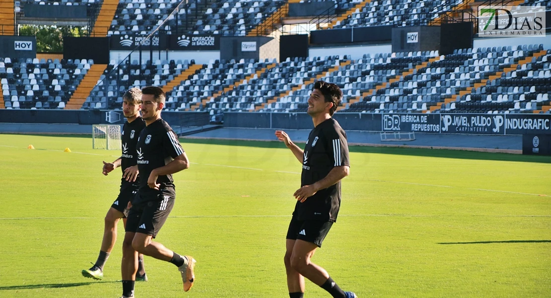 Imágenes del primer entrenamiento del CD Badajoz y entrevista a Álex Herrera