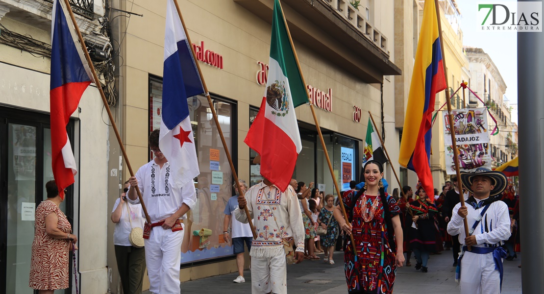 Las calles de Badajoz rebosan de alegría y color en el desfile del Festival Folklórico de Extremadura