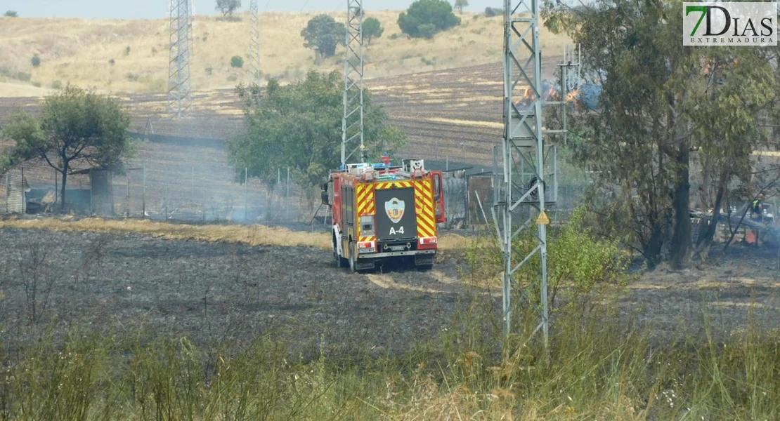 Declarado el nivel 1 en un incendio en Badajoz: está próximo a viviendas