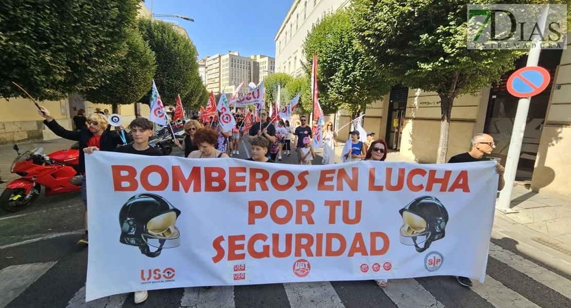 Los bomberos del CPEI toman las calles de Badajoz con un 'muerto'