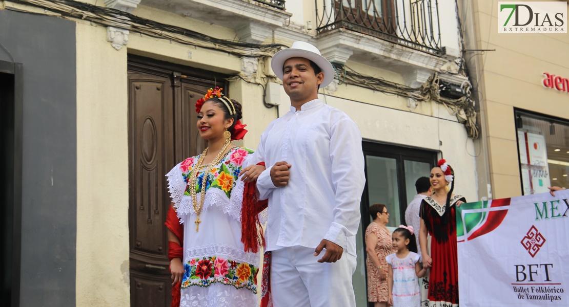 Las calles de Badajoz rebosan de alegría y color en el desfile del Festival Folklórico de Extremadura