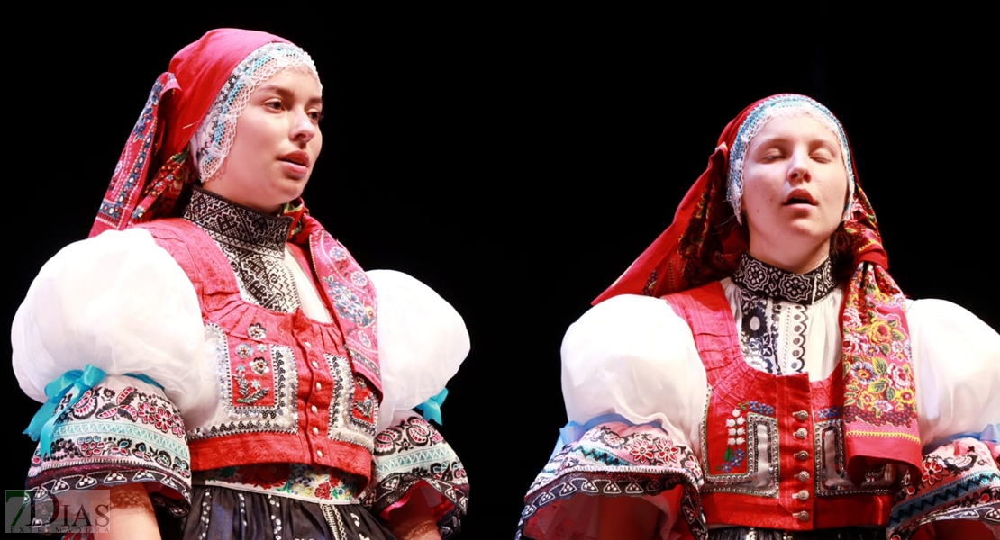 Así se vivió la primera gala del Festival Folklórico de Extremadura en Badajoz