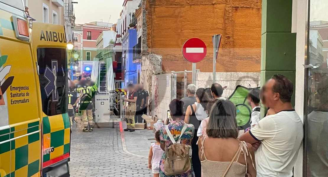 Así ha sido la intervención de los bomberos en una vivienda del centro de Badajoz