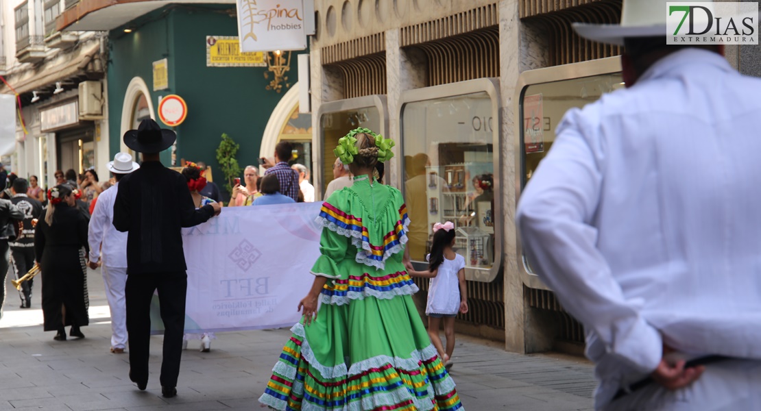 Las calles de Badajoz rebosan de alegría y color en el desfile del Festival Folklórico de Extremadura