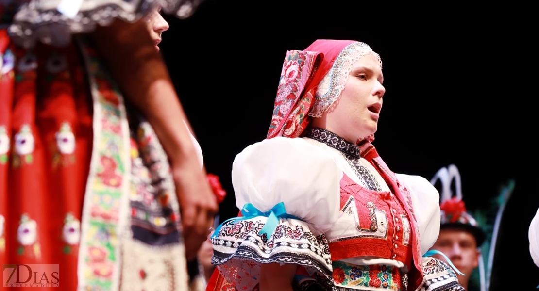 Así se vivió la primera gala del Festival Folklórico de Extremadura en Badajoz