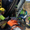 Dos heridos tras volcar un camión en Navalmoral de la Mata: el conductor y un bombero del SEPEI