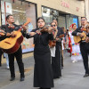 Las calles de Badajoz rebosan de alegría y color en el desfile del Festival Folklórico de Extremadura