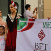 Las calles de Badajoz rebosan de alegría y color en el desfile del Festival Folklórico de Extremadura