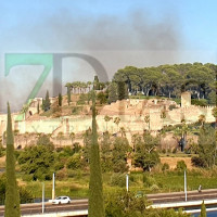 Los bomberos se emplean a fondo para extinguir un incendio en Badajoz