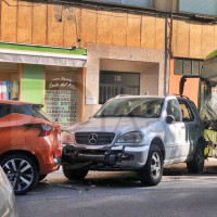 Un autobús golpea a una mujer y colisiona contra varios coches para evitar un atropello en Badajoz