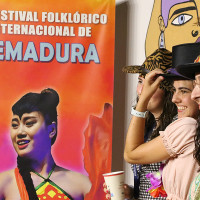 Gran ambiente en la fiesta de los países participantes del Festival Folklórico Internacional en Badajoz