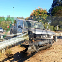 Accidente en la N-523: colisiona contra dos coches y se empotra contra el guardarraíl