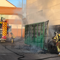 Incendio en las proximidades del Centro Comercial Conquistadores en Badajoz