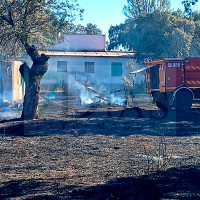 Un incendio afecta a varias parcelas de Bótoa