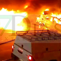 Imponente incendio en plena calle en Badajoz esta madrugada