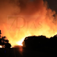 Un incendio forestal entre Valverde y Almendral obliga a cortar la carretera